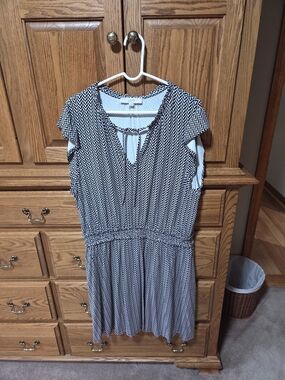 Loft Black & White Chevron Cap-Sleeve Dress